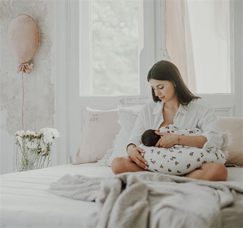 Mama maitina du kūdikius vienu metu su žindymo pagalve