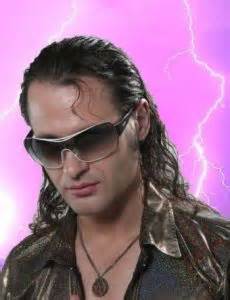 Valdas Karklelis su gitara ant scenos