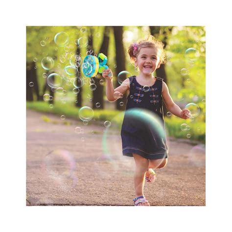 Vaizdas su milžiniškais muilo burbulais