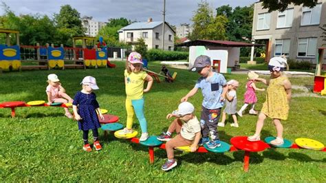 Darželio grupė žaidžia lauke