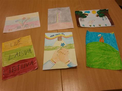 Vaikai piešia Lietuvos vėliavą