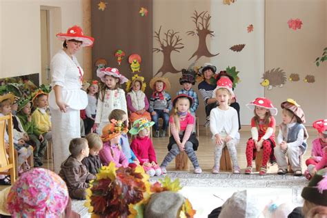 Vaikų rudens šventė su skrybėlių paradas