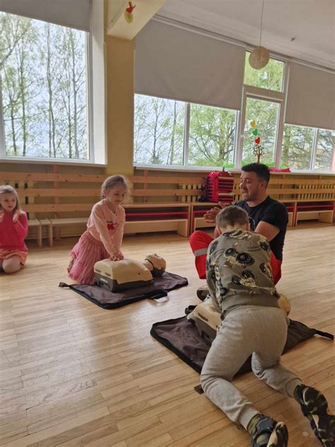 vaikai mokosi saugaus elgesio taisyklių darželyje