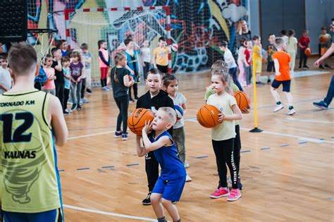 vaikai džiaugiasi šventėje