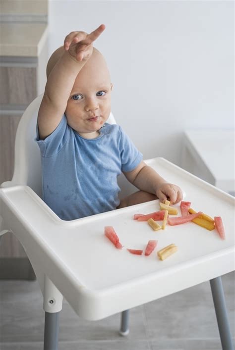 Kūdikis valgo su silikoniniu šaukšteliu