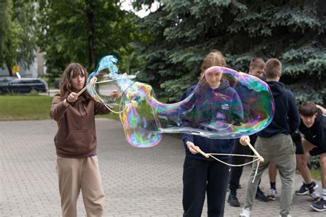 vaikai, pučiantys didelius muilo burbulus