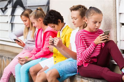 vaikai tiria skruzdėlyną