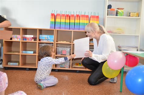 Auklėtoja, vedanti veiklą su vaikais
