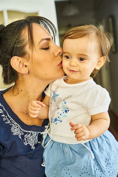 mama su dviem vaikais, vienas kūdikis, kitas mažas vaikas