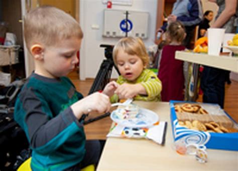 Vaikas savarankiškai įeina į darželio grupę