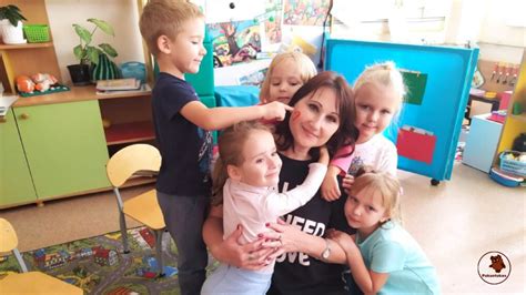 Vaikų darželio grupė su auklėtoja