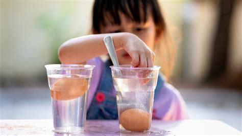 vaikai atlieka eksperimentą su ledo ir druskos