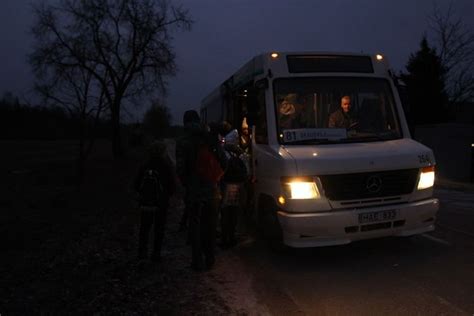 vaikai laukia autobuso