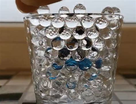 Vandens perlai ir žaisliukas stiklinėje