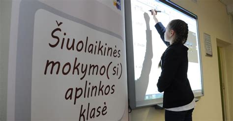 vaikai mąsto prie lentos su mįslėmis