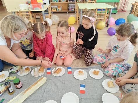 vaikai darželyje piešia