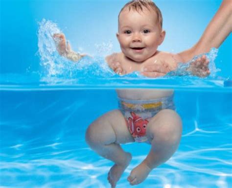 vaikas su maudymosi sauskelnėmis baseine