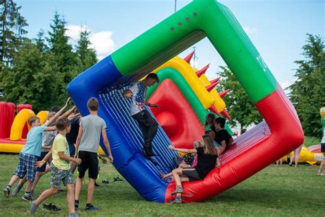 Nuotrauka, vaizduojanti globėjus ir vaikus, žaidžiančius kartu