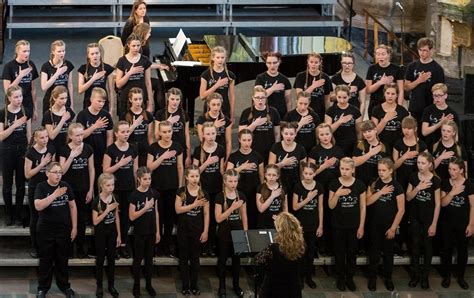 Vaikų choras dainuoja liaudies dainas