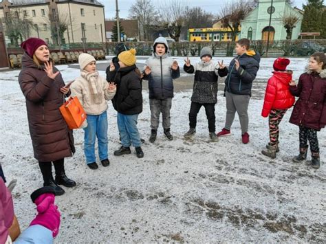 Nuotrauka, vaizduojanti vaikus, atliekančius fizinius pratimus lauke