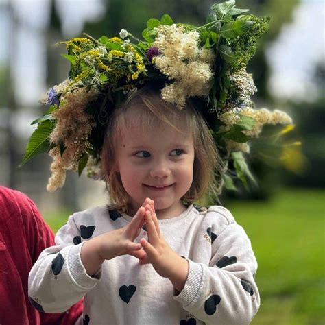 Vaikai pina vainikus