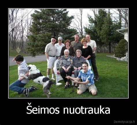 Nuotrauka, vaizduojanti įvairias šeimos sudėtis ir skirtingus santykius