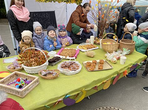 vaikai atlieka rudens užduotis darželio kieme