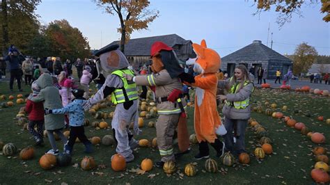 vaikai šoka ir dainuoja rudens šventėje