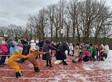 Valdorfo darželio aplinka su vaikais žaidžiančiais lauke