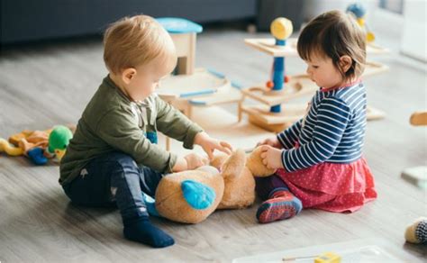 Kūdikis žaidžia darželyje