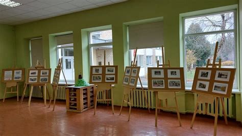 Žmogus ravintis daržą rankomis