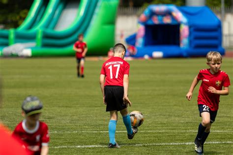 Žmonės žaidžia estafetę 