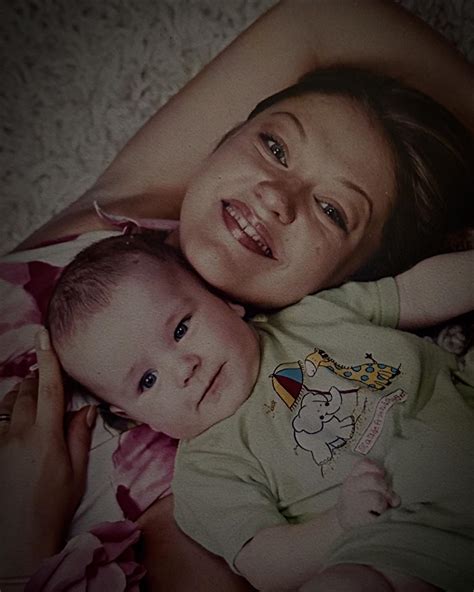 Svečiai žiūri į vaikystės nuotraukas ir spėlioja