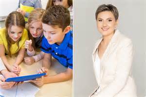 Vaikai mokosi anglų kalbos žaidimų forma