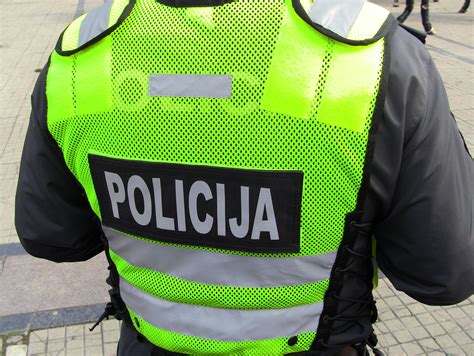 Policijos pareigūnas su vaikais