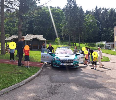 Vaikai policijos automobilyje