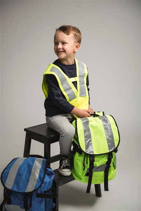 Vaikai su atšvaitais ir policijos dovanomis