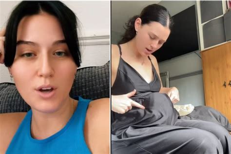 Akušerė, padedanti gimdyti