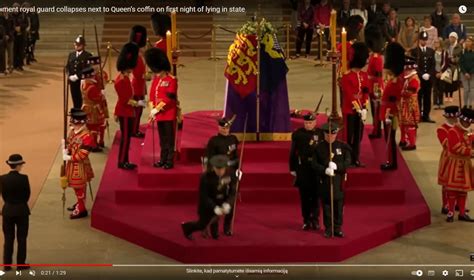 Karališkosios gvardijos narys bendrauja su aklu berniuku