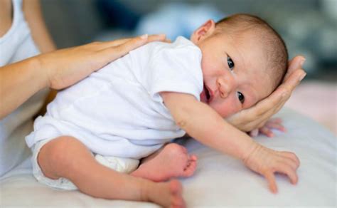 Kūdikis laikantis tėvų pirštą