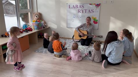 Muzikos mokytoja su vaikais