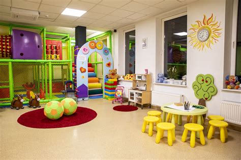 vaikų žaidimų kambarys su lavinamaisiais žaislais