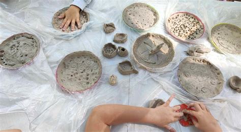 vaikai lipdo iš molio