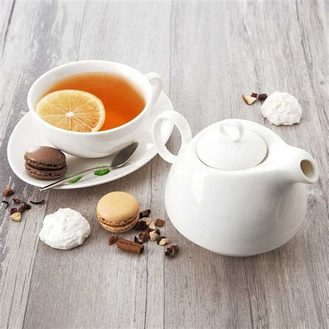 vaikas su arbatos puodeliu