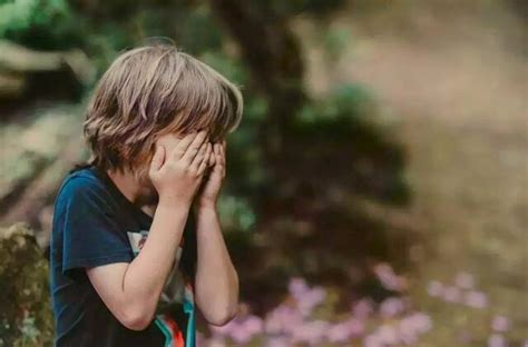 Vaikas verkia atsisveikinant su tėvais