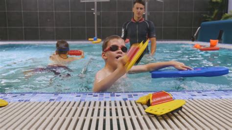 Vaikai, besimaudantys mini baseine