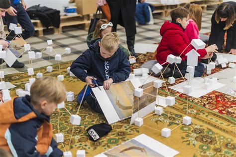 Nuotrauka, vaizduojanti vaikų veiklą grupėje