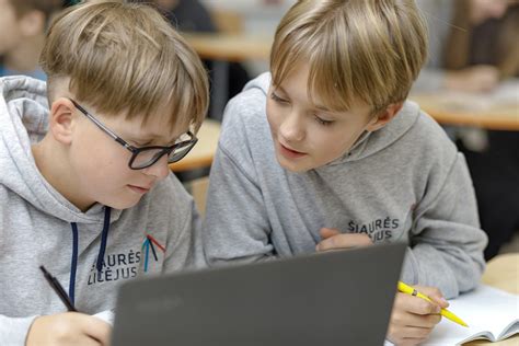 Nuotrauka, vaizduojanti vaikus, naudojantis planšetes ugdymo procese