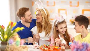 Daugiavaikė šeima prie stalo