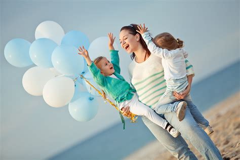 Daugiavaikė mama su vaikais žaidžia lauke